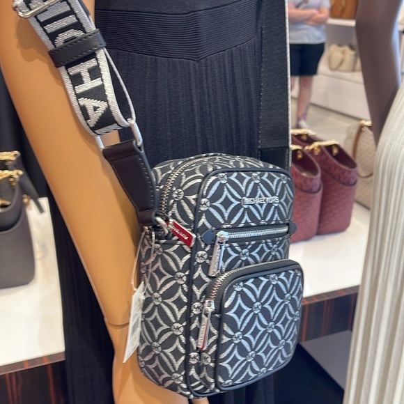 Michael Kors Jet Set Medium Signature Logo Crossbody Bag
Black /Silver Jacquard - Picture 15 of 16